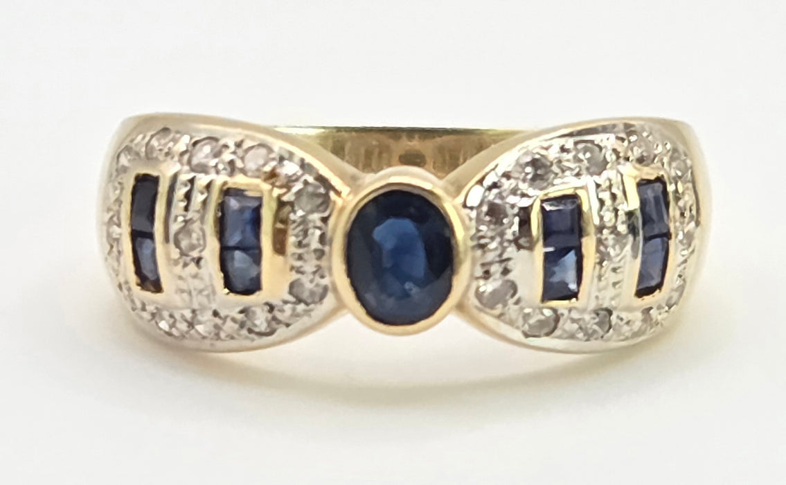 2649: Vintage 18ct Gold Cornflower Blue Sapphires 24 Diamonds Art Deco Style Ring
