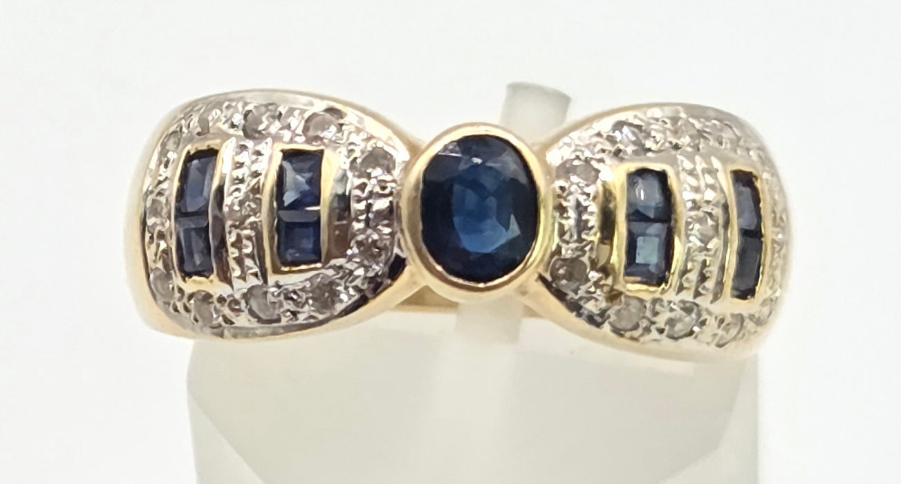 2649: Vintage 18ct Gold Cornflower Blue Sapphires 24 Diamonds Art Deco Style Ring