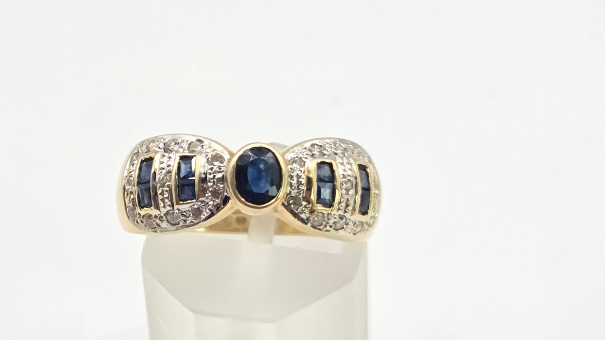 2649: Vintage 18ct Gold Cornflower Blue Sapphires 24 Diamonds Art Deco Style Ring