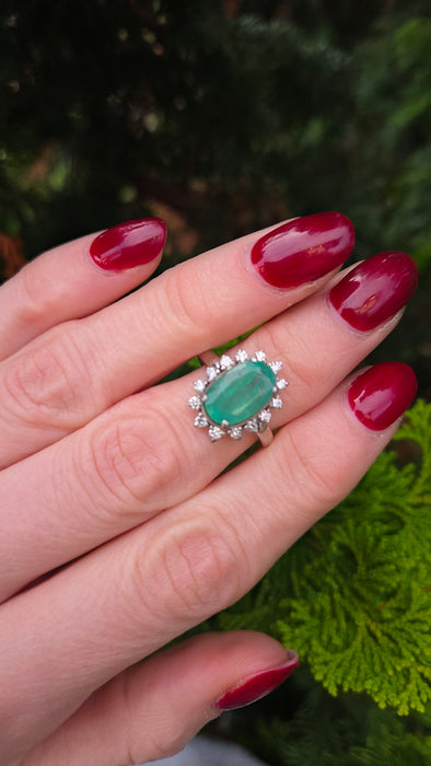 2709: Vintage 18ct White Gold Large Emerald Natural Sparkling Diamonds Cluster Ring