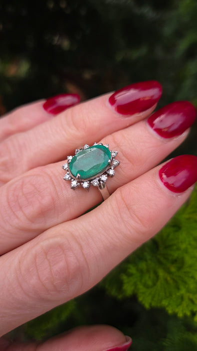 2709: Vintage 18ct White Gold Large Emerald Natural Sparkling Diamonds Cluster Ring