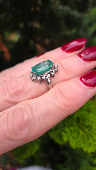 2709: Vintage 18ct White Gold Large Emerald Natural Sparkling Diamonds Cluster Ring
