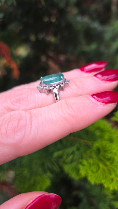2709: Vintage 18ct White Gold Large Emerald Natural Sparkling Diamonds Cluster Ring