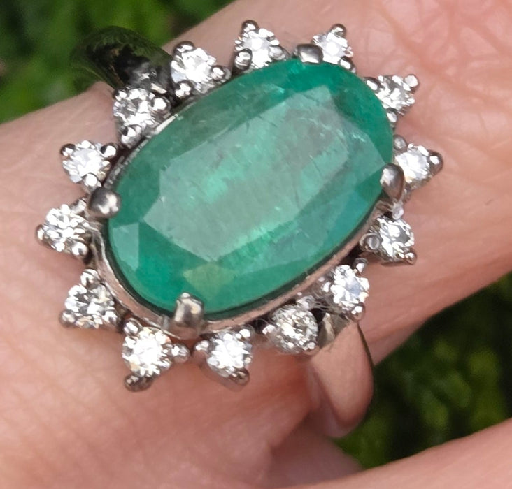 2709: Vintage 18ct White Gold Large Emerald Natural Sparkling Diamonds Cluster Ring