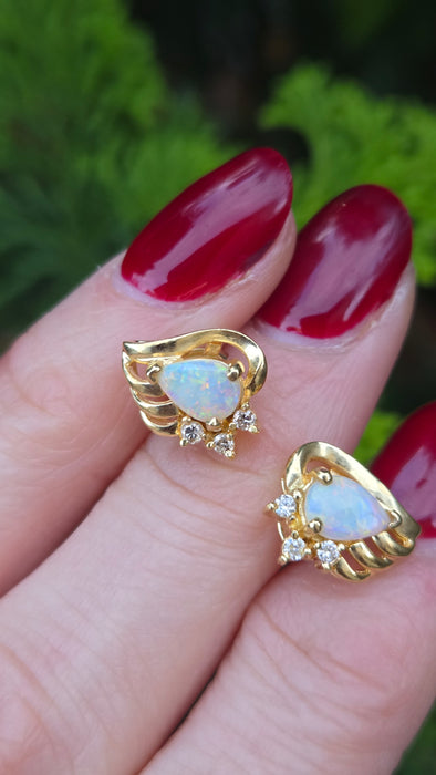 2767: Vintage: 18ct Gold White Opal Diamonds Stud Earrings