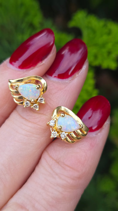2767: Vintage: 18ct Gold White Opal Diamonds Stud Earrings