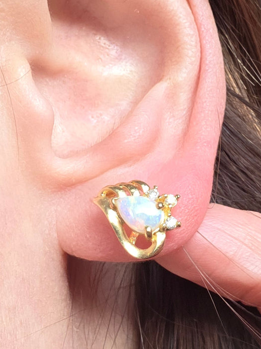 2767: Vintage: 18ct Gold White Opal Diamonds Stud Earrings