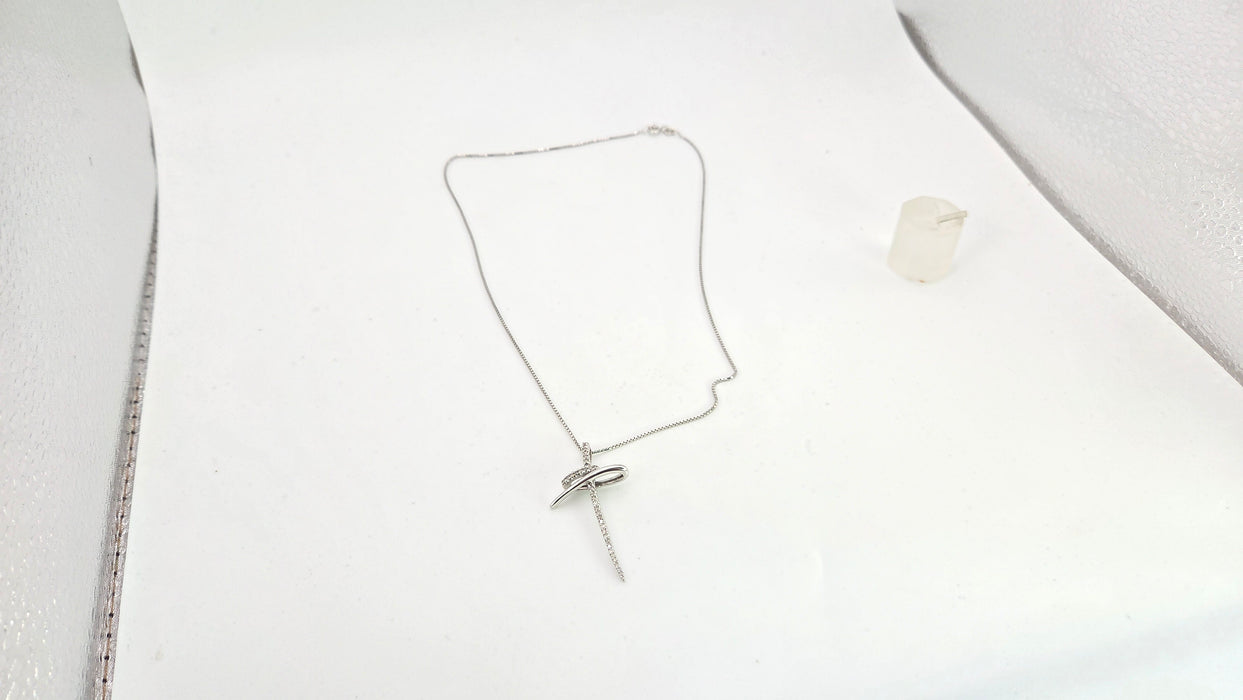 2656: Vintage 9ct White Gold Necklace (40cm) & Diamonds Cross Pendant