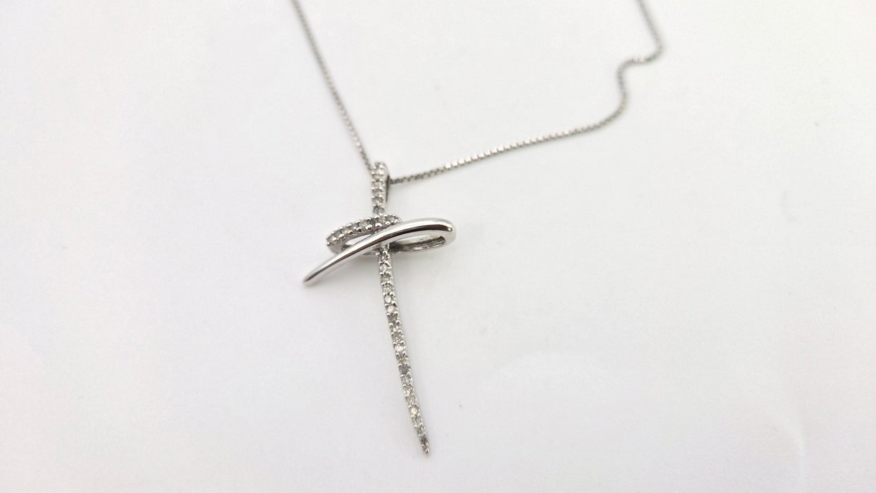 2656: Vintage 9ct White Gold Necklace (40cm) & Diamonds Cross Pendant