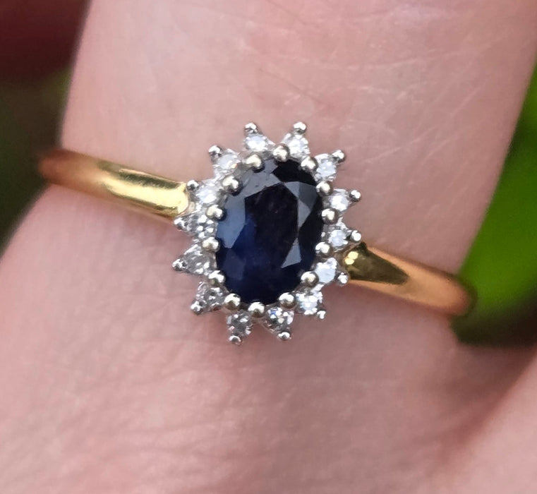 2762: Vintage 18ct Gold Blue Sapphire 16 Natural Diamonds Daisy Cluster Ring