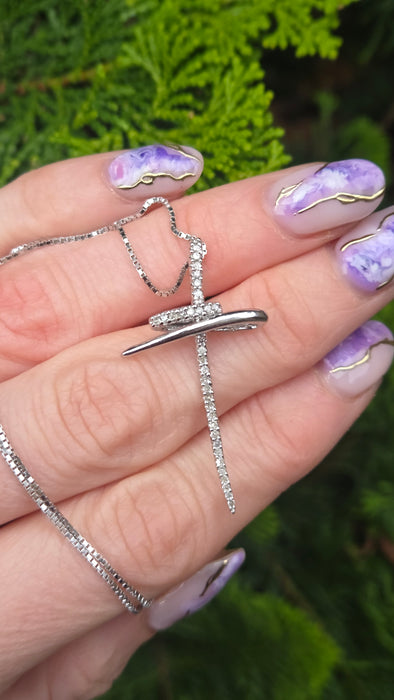 2656: Vintage 9ct White Gold Necklace (40cm) & Diamonds Cross Pendant