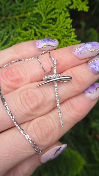 2656: Vintage 9ct White Gold Necklace (40cm) & Diamonds Cross Pendant