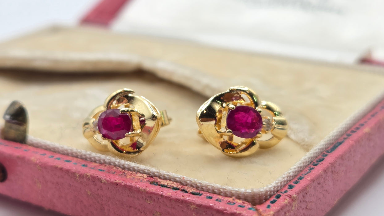 2934- Vintage 18ct Gold Ruby Diamonds Stud Earrings