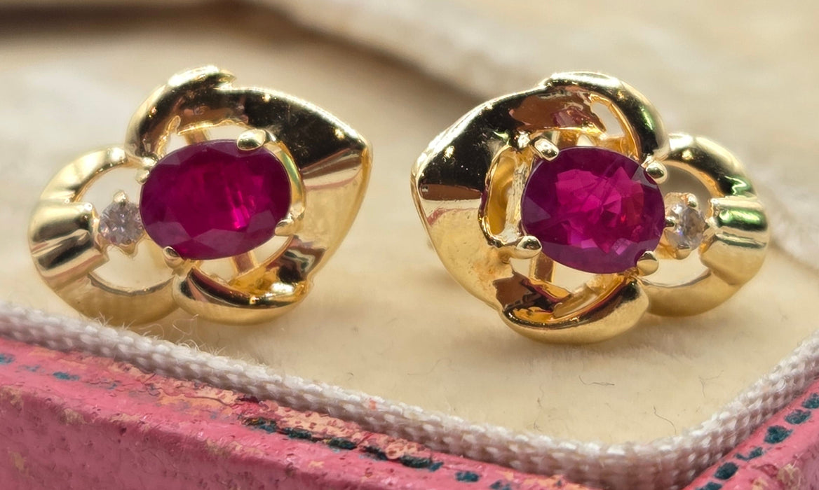 2934- Vintage 18ct Gold Ruby Diamonds Stud Earrings