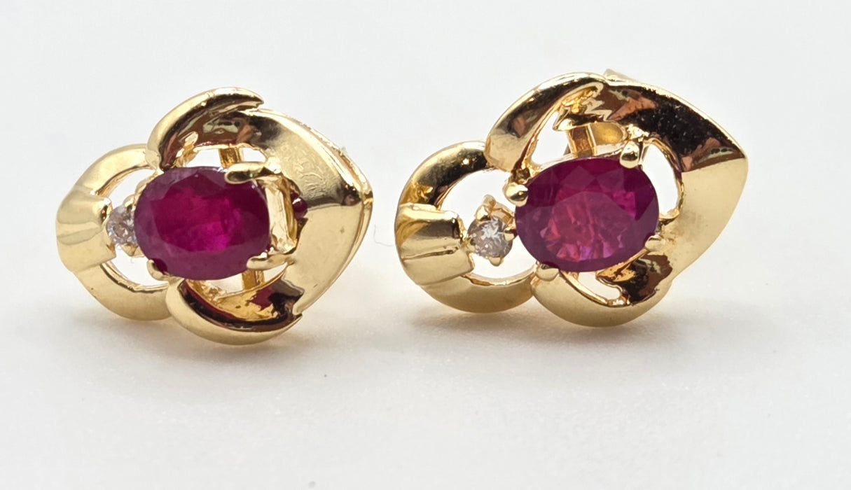 2934- Vintage 18ct Gold Ruby Diamonds Stud Earrings
