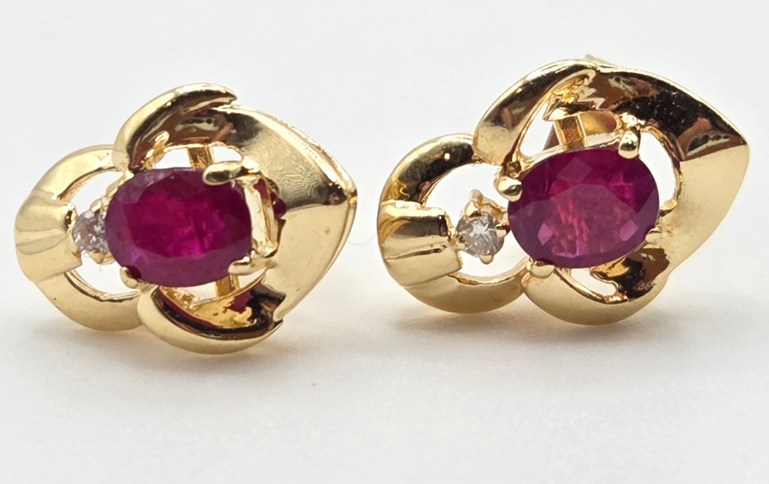 2934- Vintage 18ct Gold Ruby Diamonds Stud Earrings