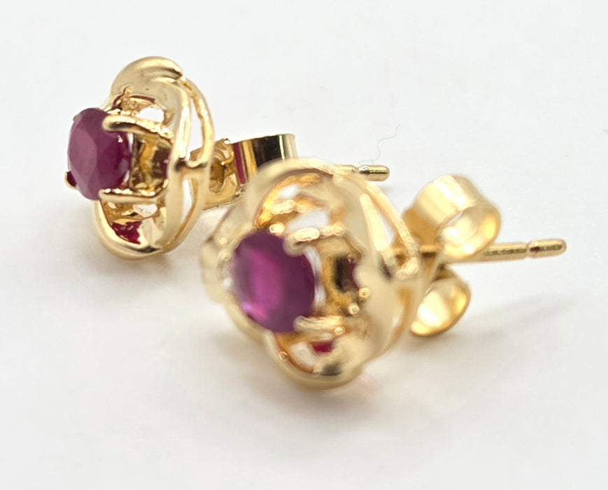 2934- Vintage 18ct Gold Ruby Diamonds Stud Earrings