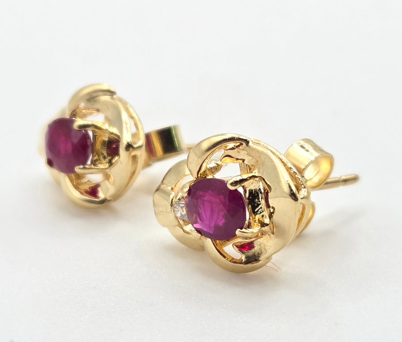 2934- Vintage 18ct Gold Ruby Diamonds Stud Earrings