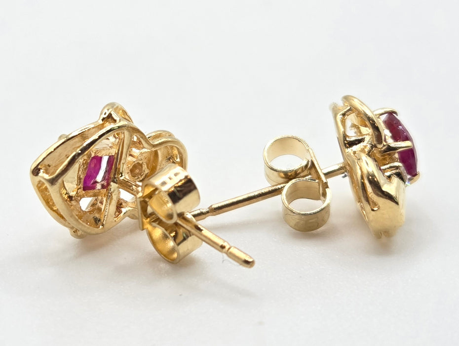 2934- Vintage 18ct Gold Ruby Diamonds Stud Earrings