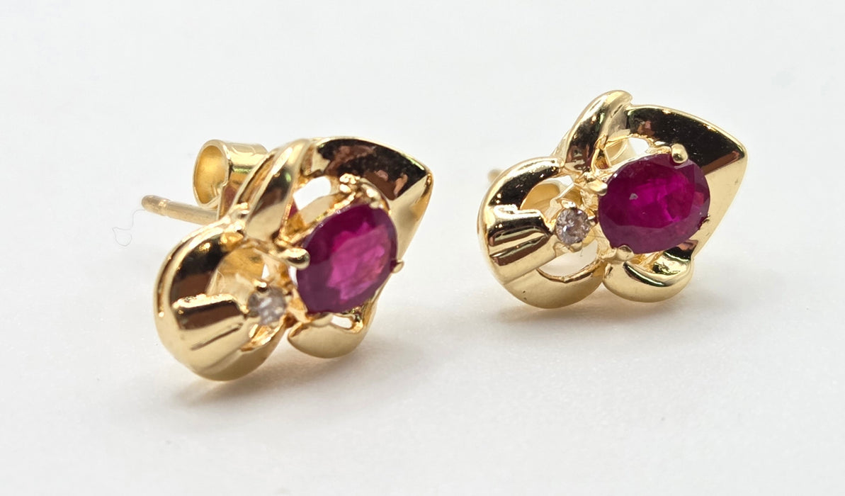 2934- Vintage 18ct Gold Ruby Diamonds Stud Earrings
