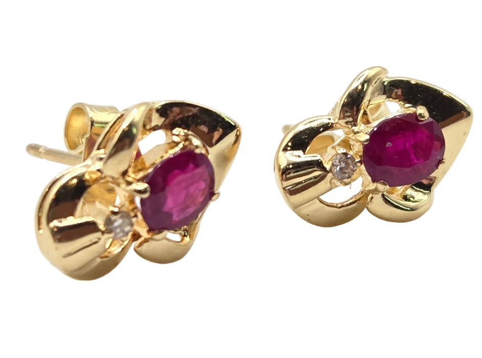 2934- Vintage 18ct Gold Ruby Diamonds Stud Earrings