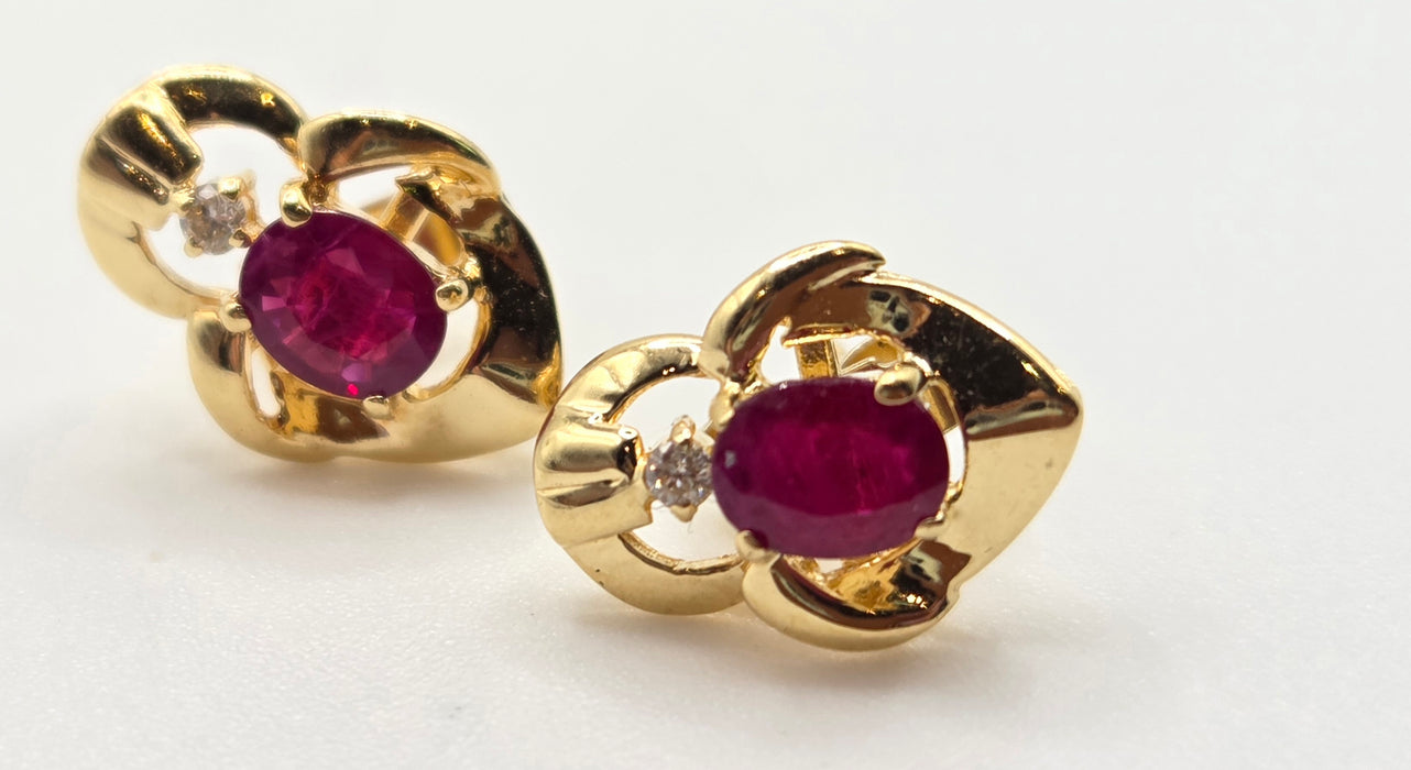 2934- Vintage 18ct Gold Ruby Diamonds Stud Earrings