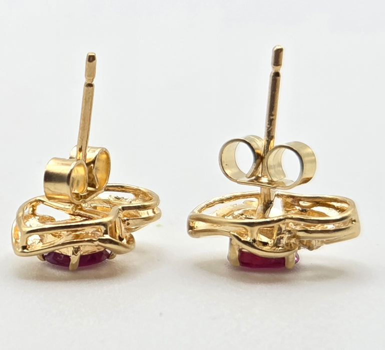 2934- Vintage 18ct Gold Ruby Diamonds Stud Earrings