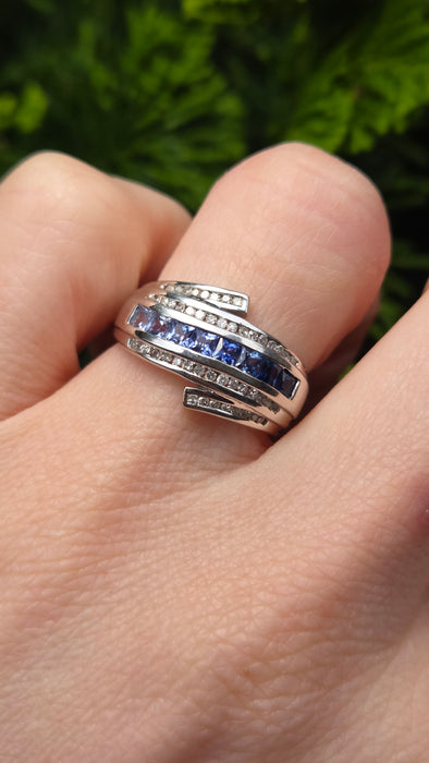 2646: 14ct White Gold Cornflower Blue Sapphire 32 Diamonds Dress Ring