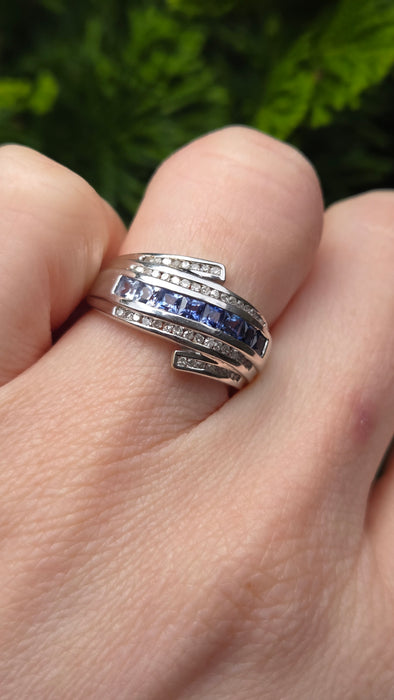 2646: 14ct White Gold Cornflower Blue Sapphire 32 Diamonds Dress Ring