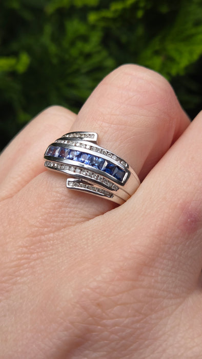 2646: 14ct White Gold Cornflower Blue Sapphire 32 Diamonds Dress Ring