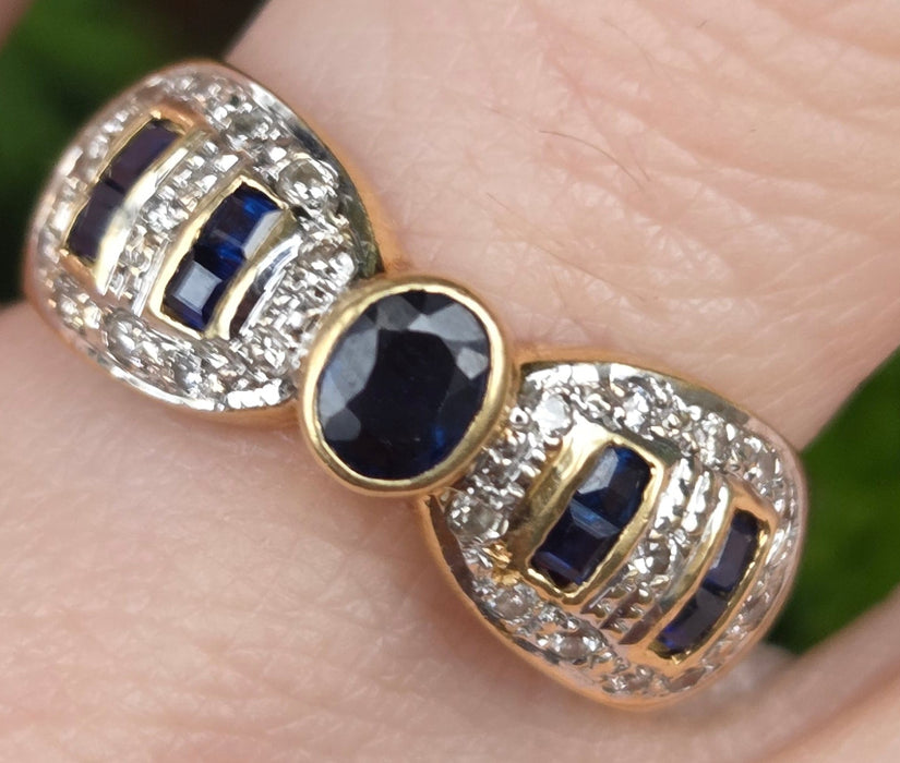 2649: Vintage 18ct Gold Cornflower Blue Sapphires 24 Diamonds Art Deco Style Ring