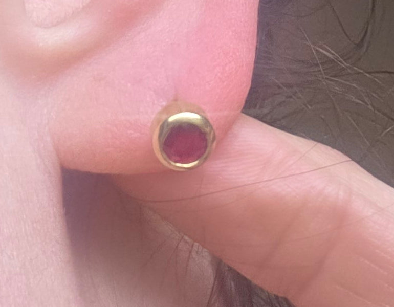 2639 Vintage 18ct Gold Round Cut Rubies Stud Earrings