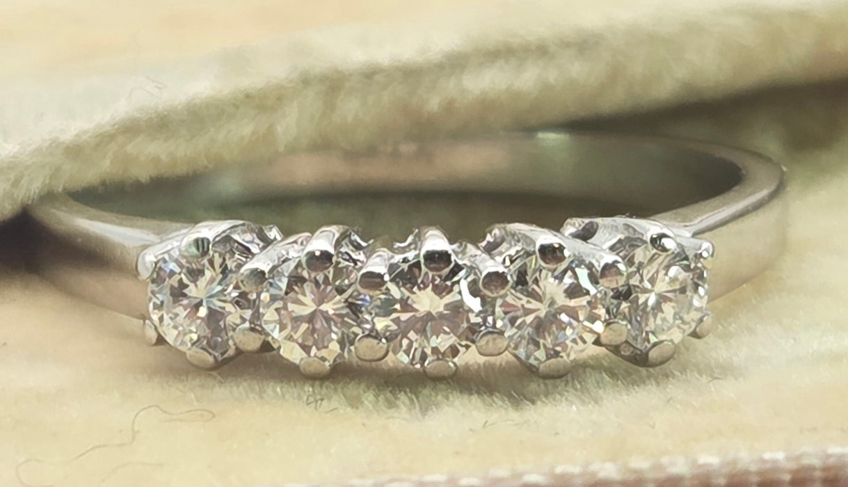 2950- Vintage 14ct White Gold Natural Sparkling Diamonds 5-Stone Ring (0.5ct)