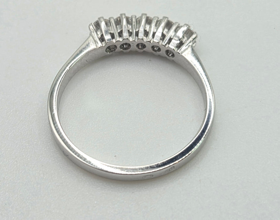 2950- Vintage 14ct White Gold Natural Sparkling Diamonds 5-Stone Ring (0.5ct)