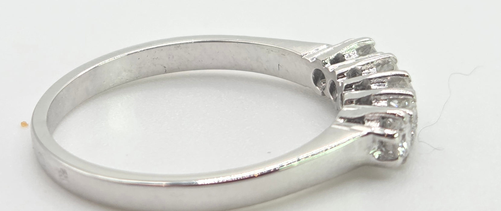 2950- Vintage 14ct White Gold Natural Sparkling Diamonds 5-Stone Ring (0.5ct)