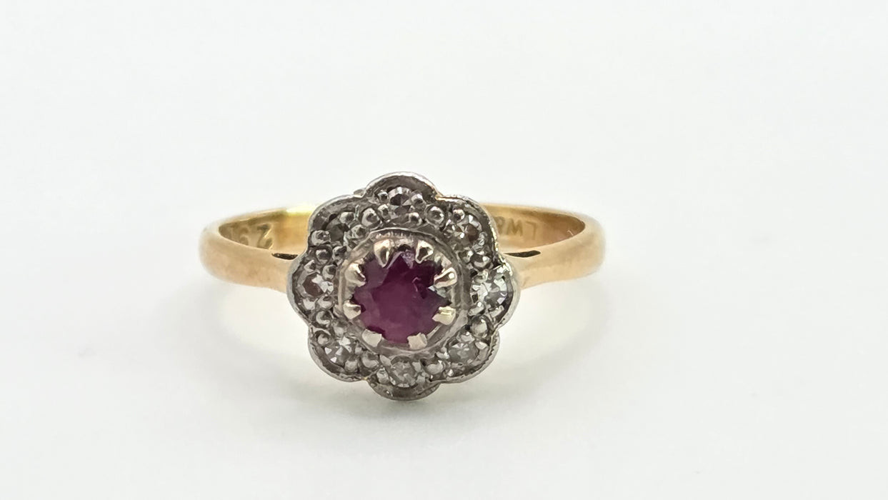 2978: Vintage 18ct Gold Ruby & Diamonds Daisy Flower Head Ring