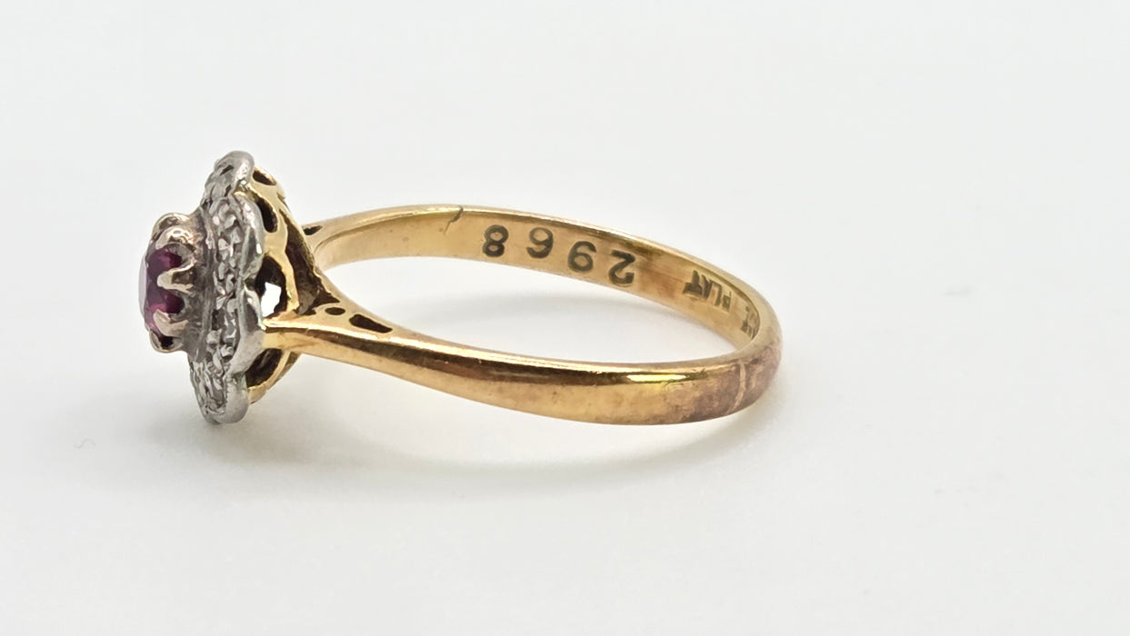 2978: Vintage 18ct Gold Ruby & Diamonds Daisy Flower Head Ring