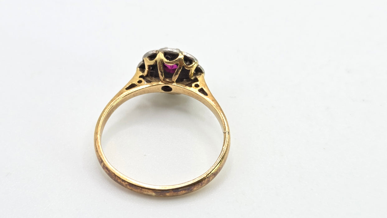 2978: Vintage 18ct Gold Ruby & Diamonds Daisy Flower Head Ring