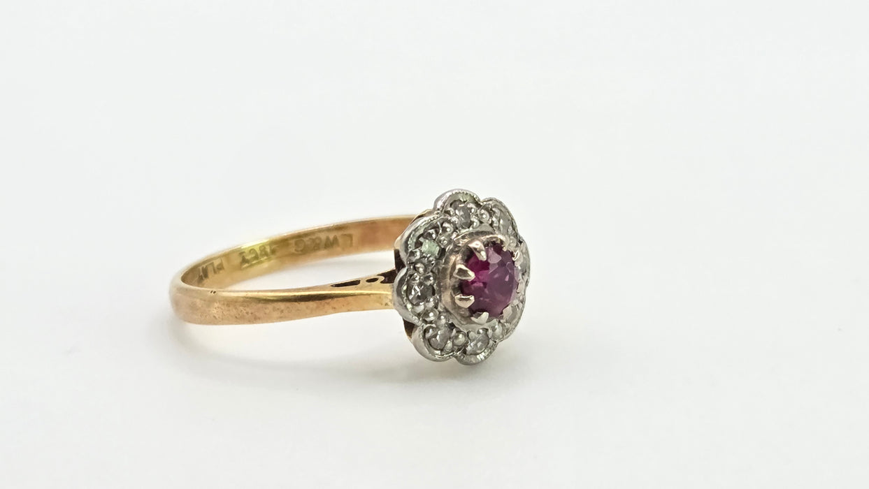 2978: Vintage 18ct Gold Ruby & Diamonds Daisy Flower Head Ring
