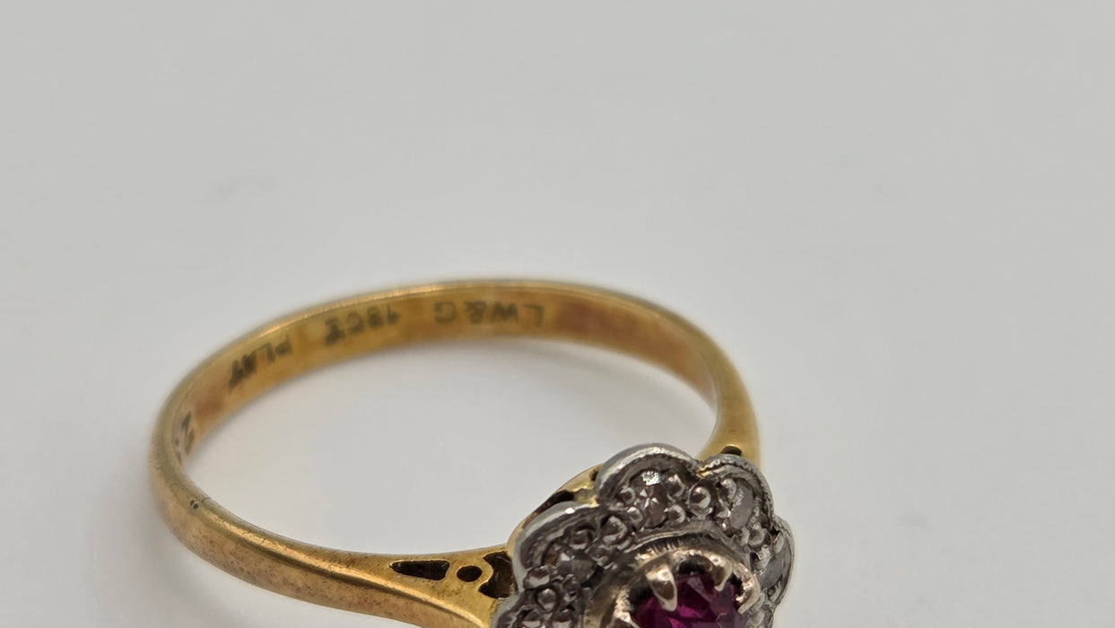 2978: Vintage 18ct Gold Ruby & Diamonds Daisy Flower Head Ring