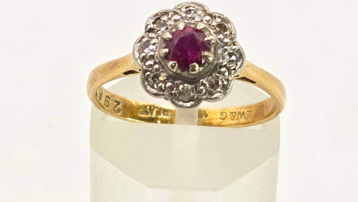 2978: Vintage 18ct Gold Ruby & Diamonds Daisy Flower Head Ring