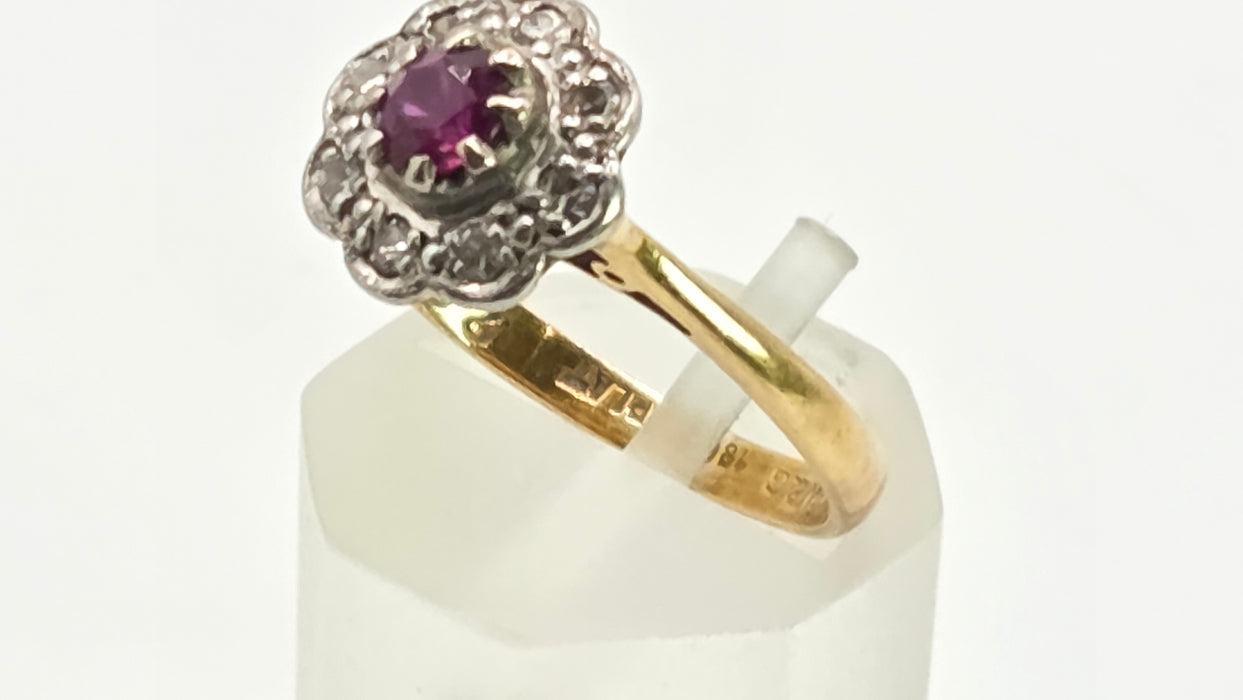 2978: Vintage 18ct Gold Ruby & Diamonds Daisy Flower Head Ring