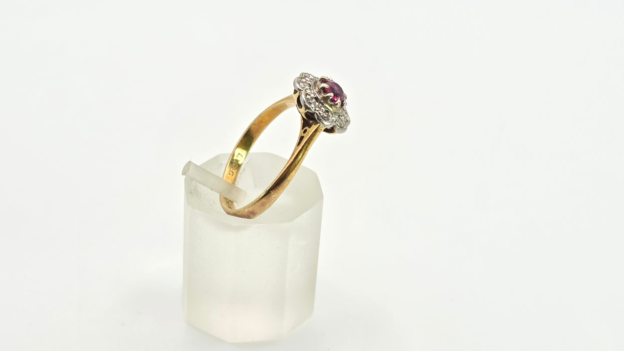 2978: Vintage 18ct Gold Ruby & Diamonds Daisy Flower Head Ring