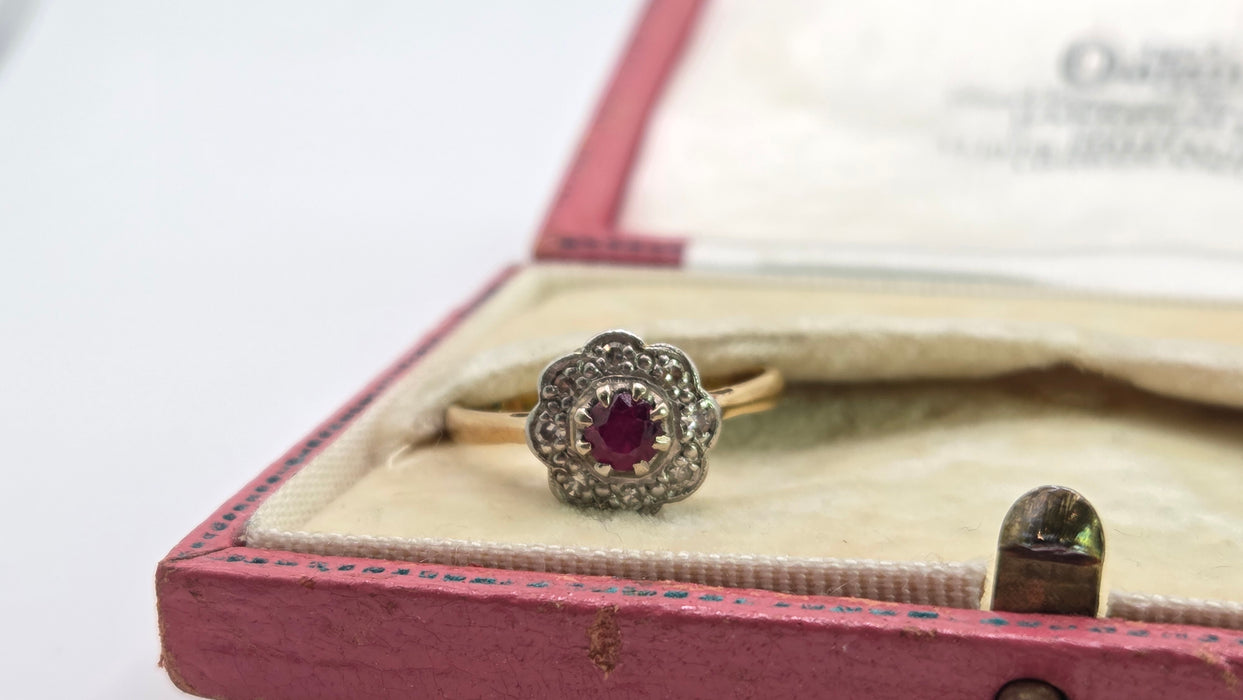 2978: Vintage 18ct Gold Ruby & Diamonds Daisy Flower Head Ring