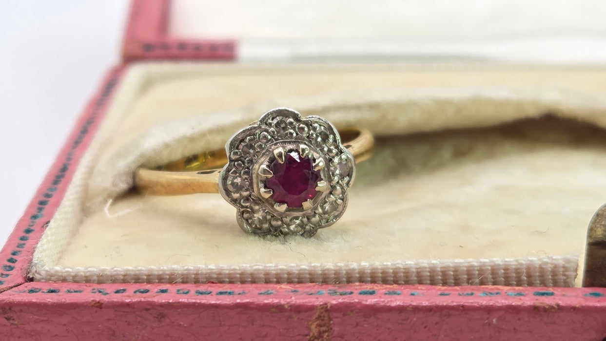 2978: Vintage 18ct Gold Ruby & Diamonds Daisy Flower Head Ring