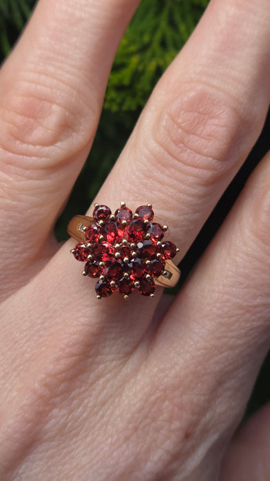 6414 Vintage: 9ct Gold Large 21 Almandine Garnets  Floral Cluster Ring