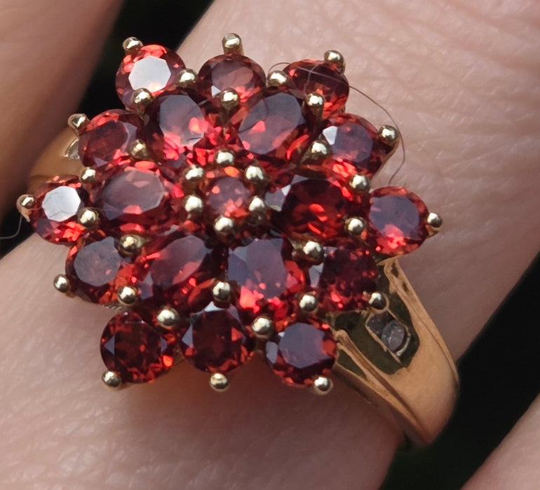 6414 Vintage: 9ct Gold Large 21 Almandine Garnets  Floral Cluster Ring