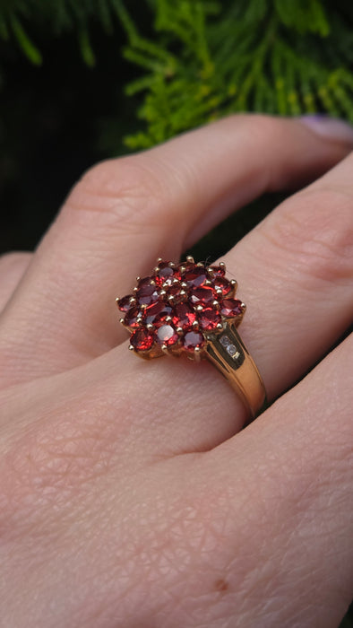 6414 Vintage: 9ct Gold Large 21 Almandine Garnets  Floral Cluster Ring