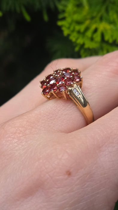 6414 Vintage: 9ct Gold Large 21 Almandine Garnets  Floral Cluster Ring