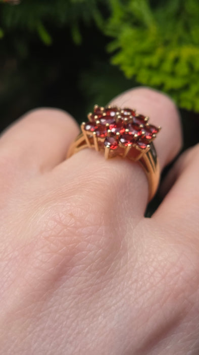 6414 Vintage: 9ct Gold Large 21 Almandine Garnets  Floral Cluster Ring